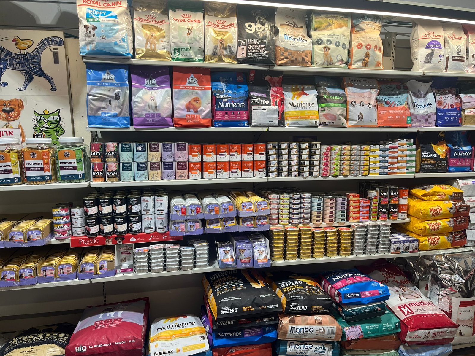 מדפי מזון בחנות החיות בגבעתיים